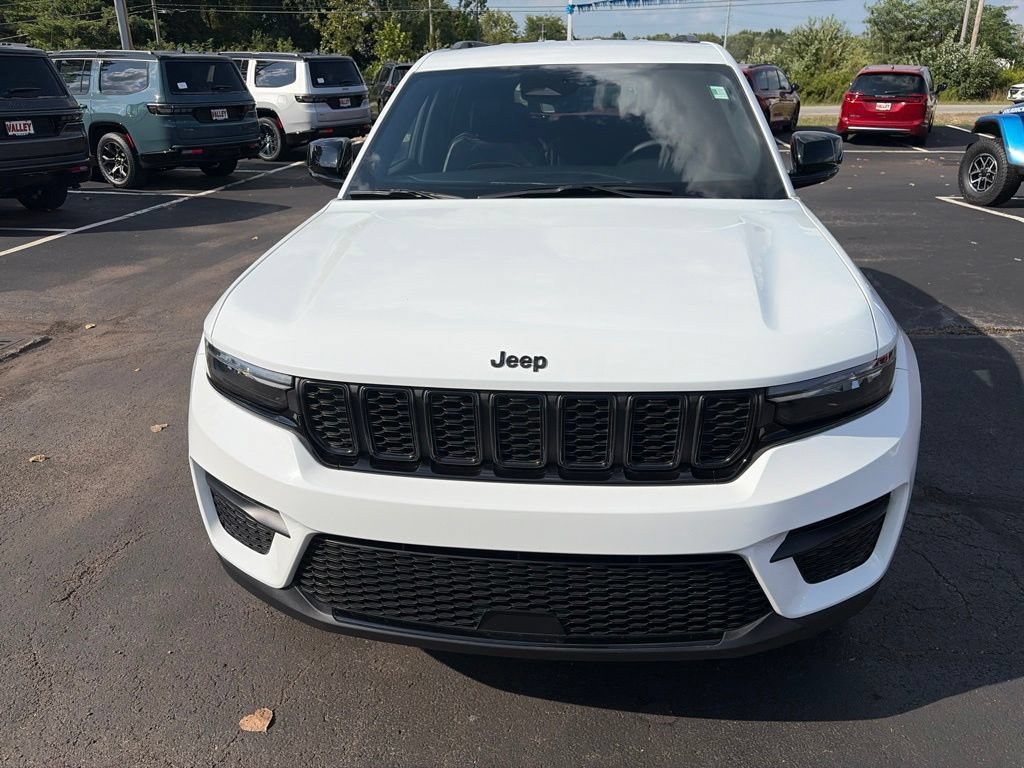 Certified 2025 Jeep Grand Cherokee Altitude AWD/4WD image 3