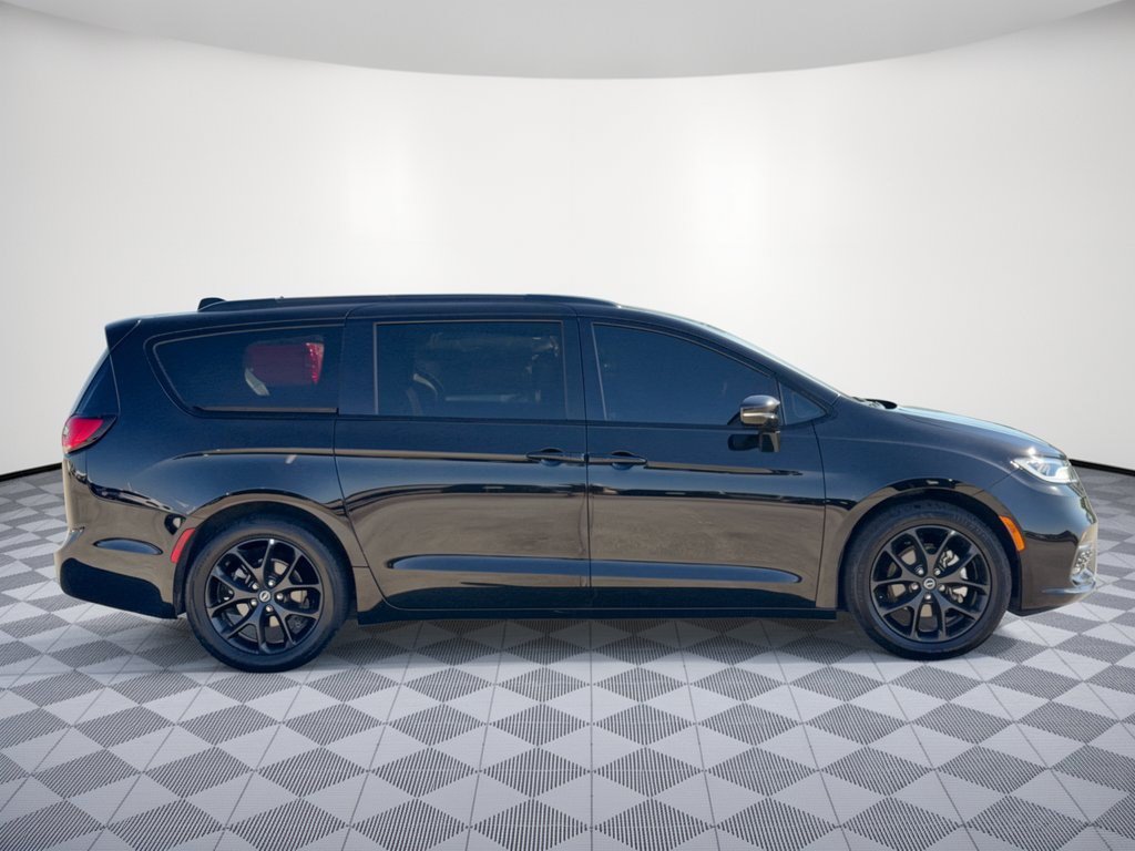 Used 2025 Chrysler Pacifica Limited FWD image 8