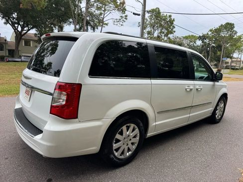 Used 2014 Chrysler Town & Country Touring image 5