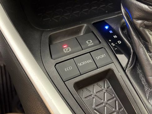 Used 2020 Toyota RAV4 LE FWD image 33