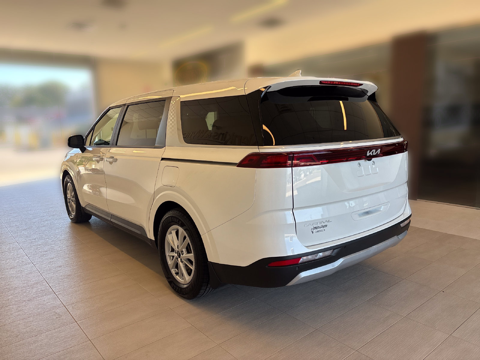 Used 2024 Kia Carnival LX FWD image 3
