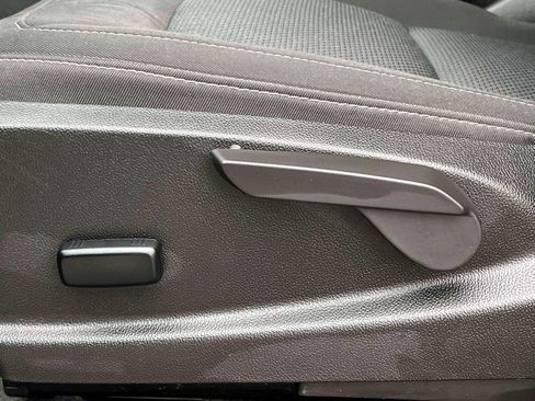 Used 2022 Chevrolet Colorado LT w/ LT Convenience Package image 18