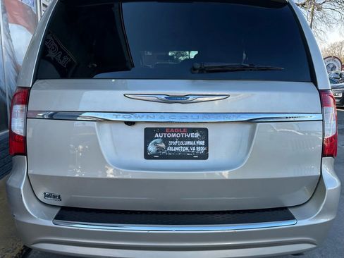 Used 2016 Chrysler Town & Country Touring image 4