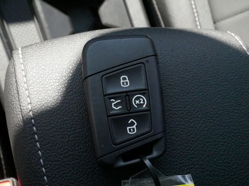 Certified 2025 Volkswagen Taos SE AWD/4WD image 32