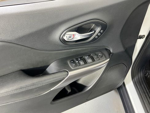 Used 2022 Jeep Cherokee Limited AWD/4WD image 17