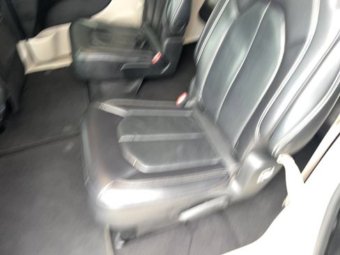 Used 2020 Chrysler Pacifica Touring-L image 17