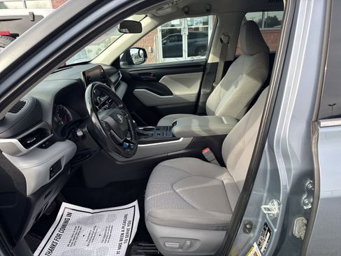Used 2021 Toyota Highlander LE image 12