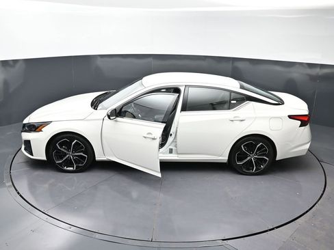 Used 2024 Nissan Altima 2.5 SR FWD image 16