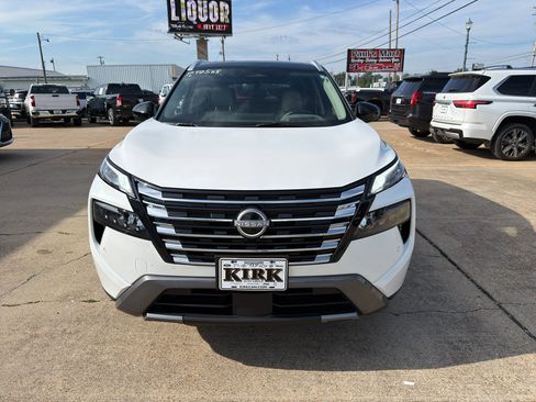 Used 2025 Nissan Rogue SL w/ Tech Package FWD image 8