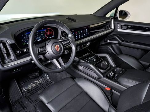 Certified 2025 Porsche Cayenne AWD/4WD image 4