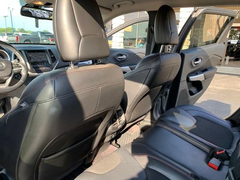 Used 2018 Jeep Cherokee Trailhawk AWD/4WD image 27