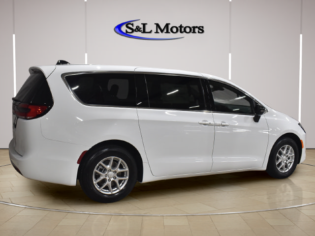 New 2027 Chrysler Pacifica Select FWD image 8