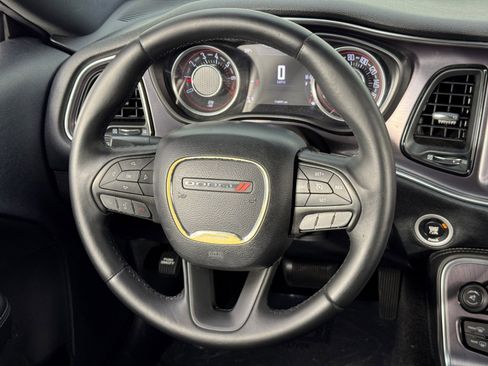 Used 2015 Dodge Challenger SXT image 17