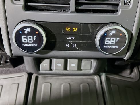 Used 2024 Land Rover Discovery Metropolitan Edition image 21