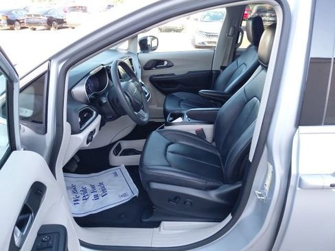 Used 2024 Chrysler Pacifica Touring-L FWD image 22