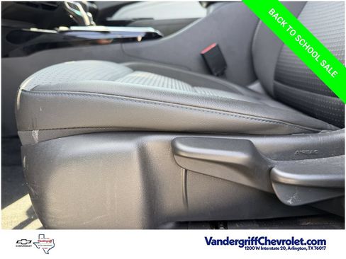 Used 2025 Chevrolet Trax LT w/ LT Convenience Package FWD image 24