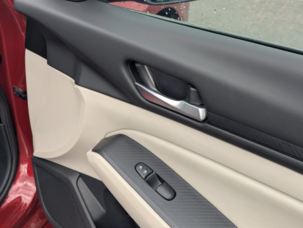 Used 2025 Nissan Altima 2.5 SV FWD image 31