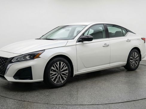 Used 2025 Nissan Altima 2.5 SV FWD image 3