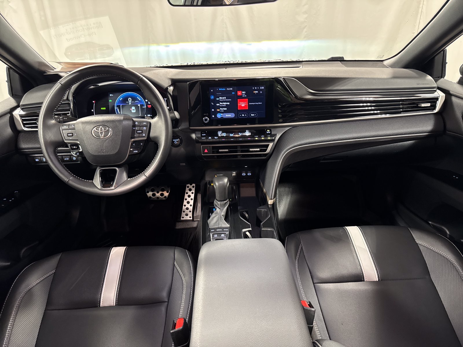 Used 2025 Toyota Camry SE FWD image 4
