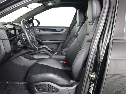 Certified 2025 Porsche Cayenne GTS AWD/4WD image 5