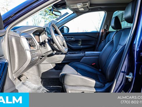 Used 2025 Nissan Rogue Platinum image 18