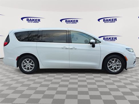 Used 2023 Chrysler Pacifica Touring-L image 2