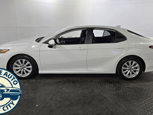 Used 2020 Toyota Camry LE FWD image 4