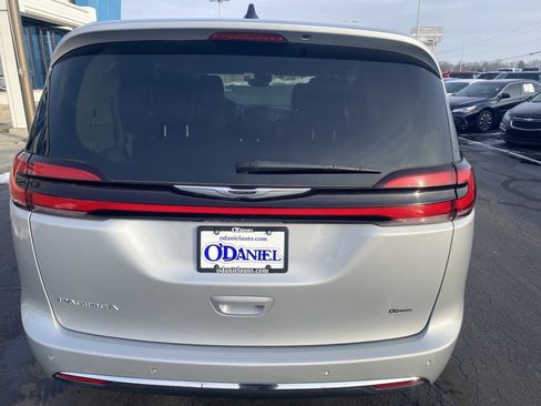 Used 2024 Chrysler Pacifica Touring-L image 23