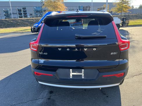 Used 2025 Volvo XC40 B5 Core image 9