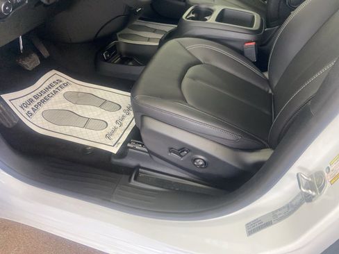 New 2026 Chrysler Pacifica Select image 11