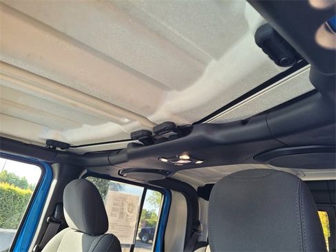 Used 2021 Jeep Gladiator Sport image 8