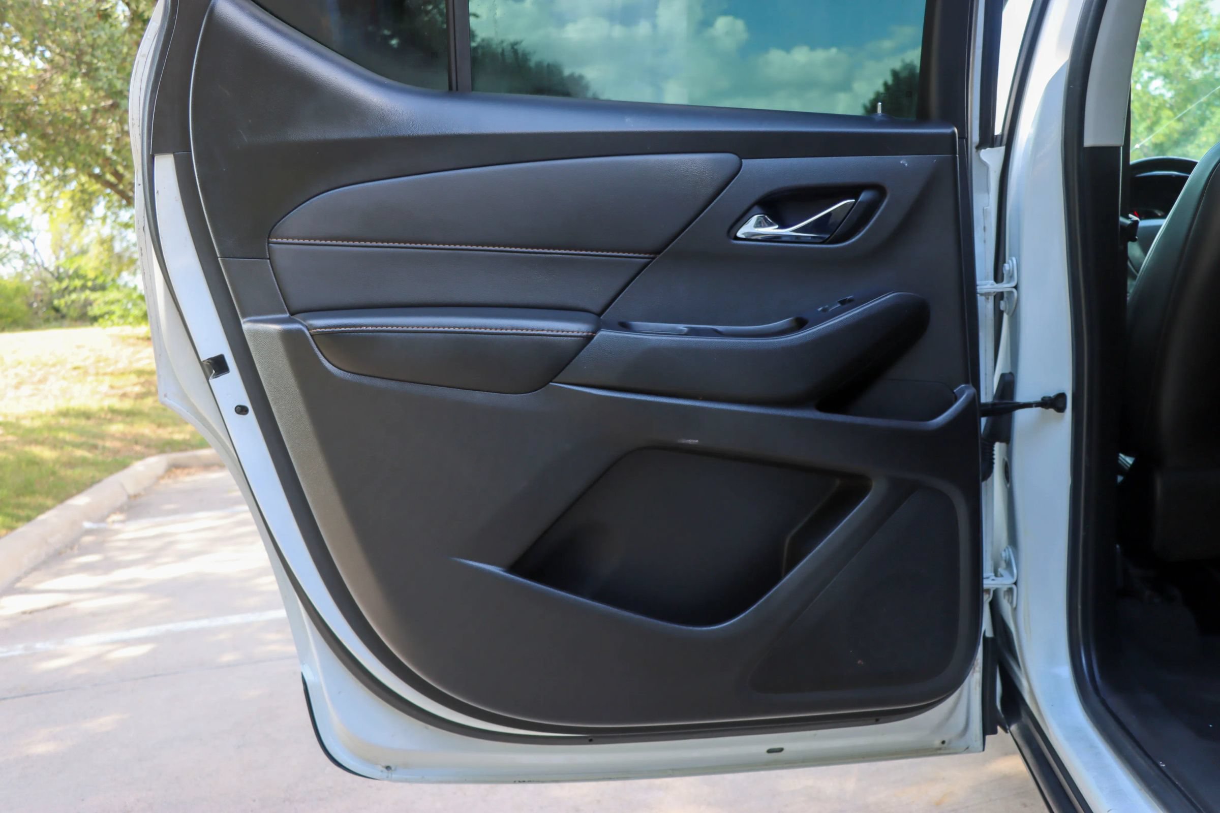 Used 2020 Chevrolet Traverse RS w/ LPO, Floor Liner Package FWD image 11