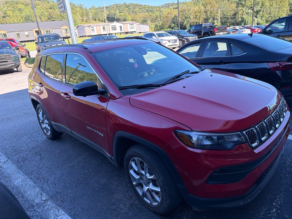 Used 2023 Jeep Compass Latitude AWD/4WD image 2