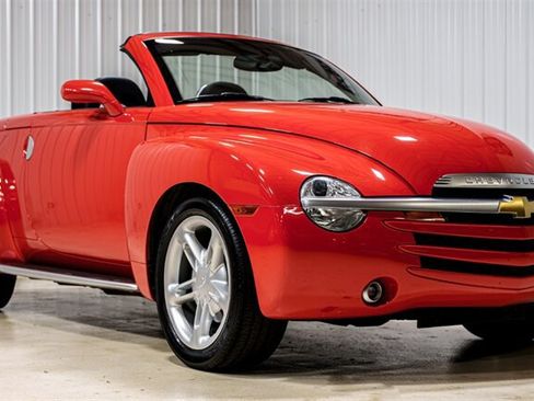 Used 2004 Chevrolet SSR w/ Preferred Equipment Group RWD image 1