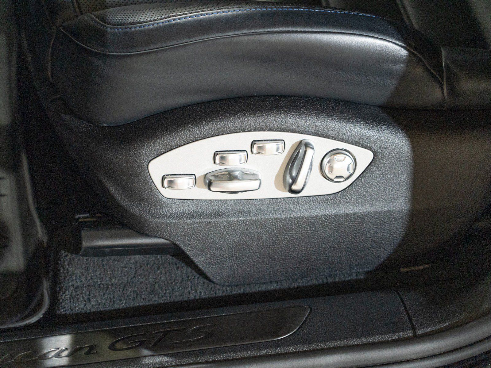 Used 2024 Porsche Macan GTS AWD/4WD image 13