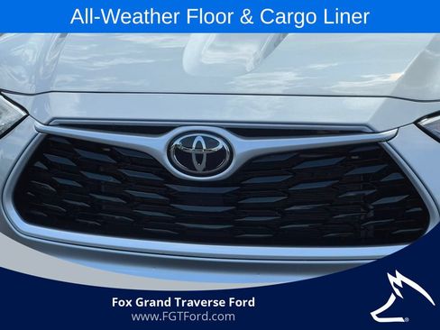 Used 2022 Toyota Highlander XLE AWD/4WD image 39