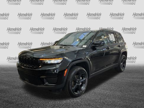 Used 2024 Jeep Grand Cherokee Altitude AWD/4WD image 10