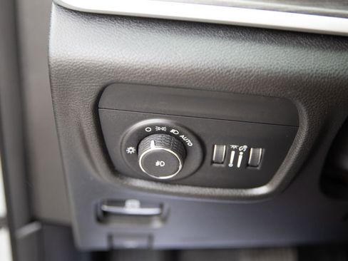 Used 2023 Jeep Grand Cherokee Limited image 13