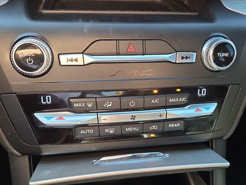 Used 2020 Ford Explorer XLT w/ Equipment Group 202A AWD/4WD image 21