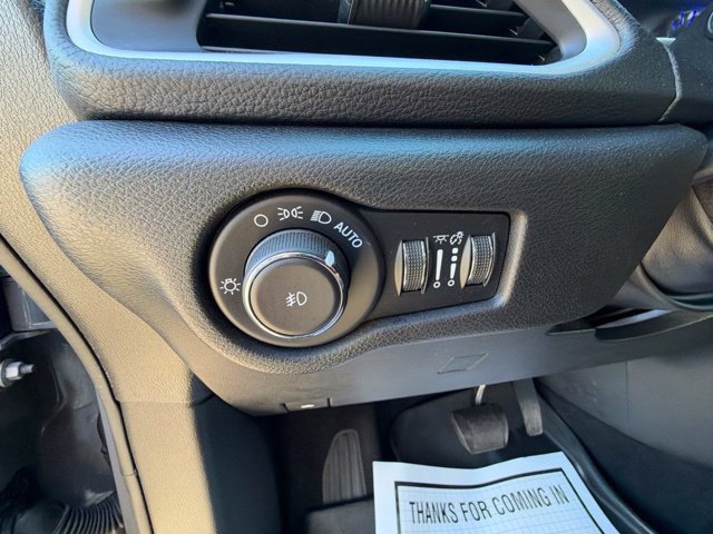 Used 2022 Chrysler Pacifica Touring-L w/ Uconnect Theater Family Group FWD image 11