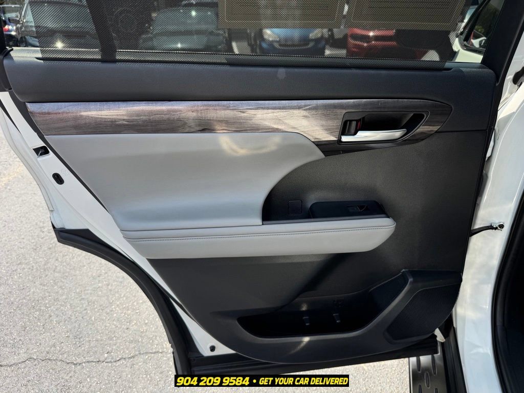 Used 2021 Toyota Highlander Limited FWD image 28