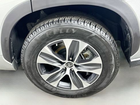 Used 2024 Toyota Highlander XLE image 32