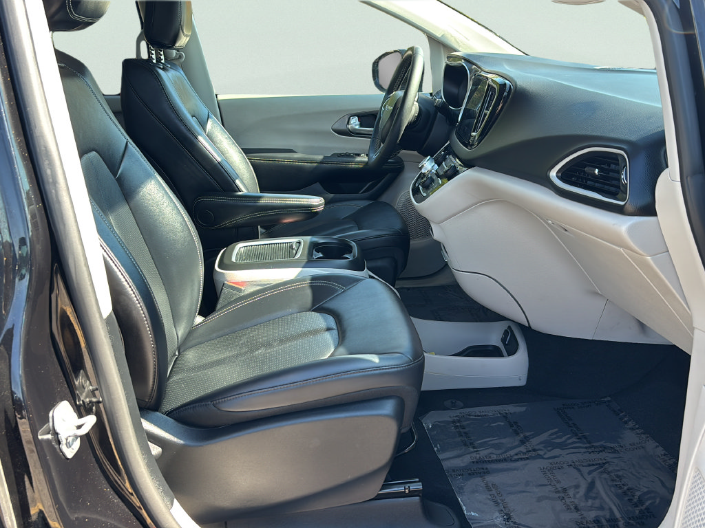 Used 2024 Chrysler Pacifica Touring-L FWD image 11