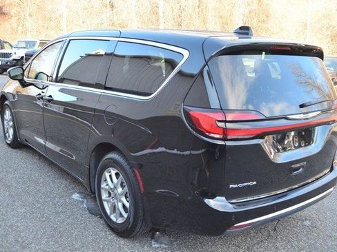 Used 2024 Chrysler Pacifica Touring-L image 6