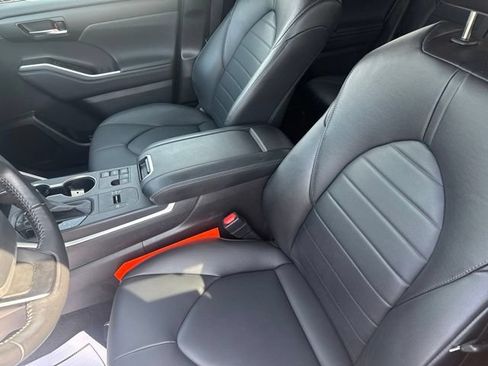 Used 2023 Toyota Highlander XLE FWD image 25