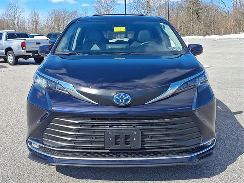 Used 2024 Toyota Sienna XLE w/ XLE Plus Package image 5
