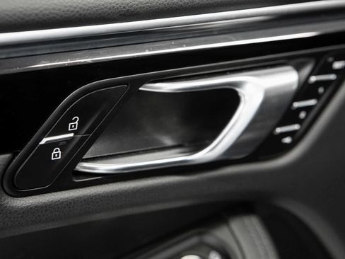Certified 2023 Porsche Macan AWD/4WD image 21