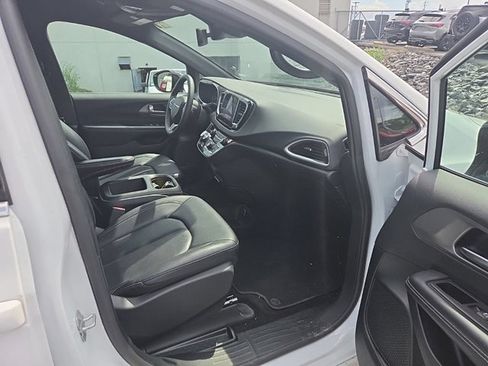 Used 2025 Chrysler Pacifica Select FWD image 14