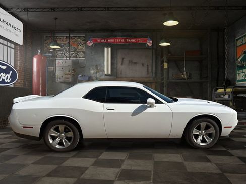 Used 2019 Dodge Challenger SXT RWD image 7