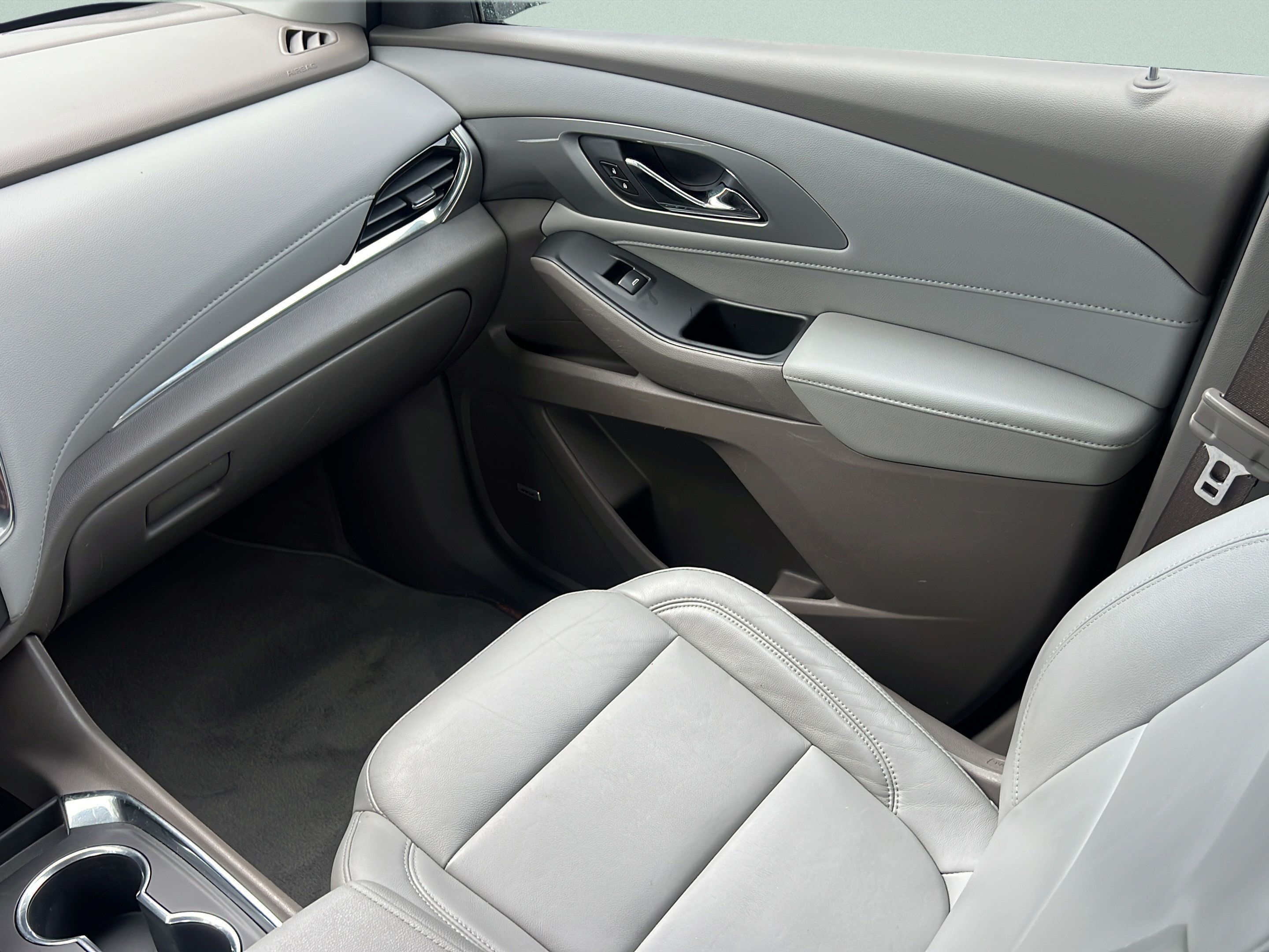 Used 2020 Chevrolet Traverse LT w/ LT Premium Package FWD image 11